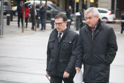 El exsecretario general de Interior, César Puig, en las puertas de la Audiencia Nacional, y el abogado, Jaume Alonso-Cuevillas.