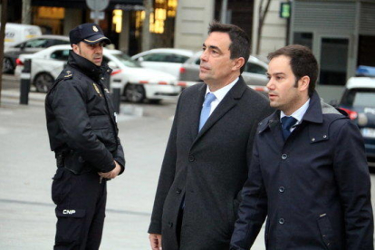 A la izquierda, el exdirector de los Mossos Pere Soler llegando a la Audiencia Nacional.