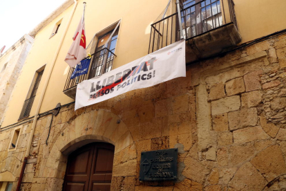 Fachada del edificio de los Xiquets de Tarragona, cerrado por rehabilitación.