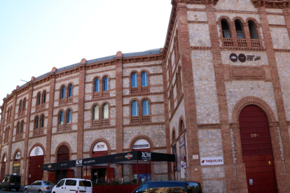 Plano general de la fachada exterior de la Tàrraco Arena Plaça, ubicada en la calle de Mallorca de Tarragona.
