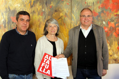 L'alcalde d'Altafulla, Fèlix Alonso amb la regidora d'Urbanisme, Marisa Méndez-Vigo, i el representant de l'empresa, Jose Enrique Romeu.