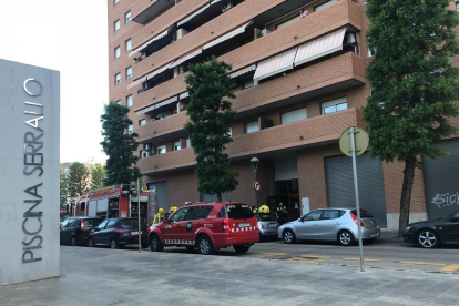 Quatre dotacions de Bombers s'han desplaçat a l'edifici del carrer Josep Català Rufà.