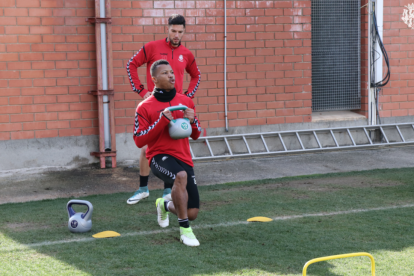 Ike Uche, durant un entrenament amb el Nàstic. L'africà apunta a ser el substitut d'Álvaro mentre estigui lesionat.