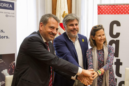 De izquierda a derecha, el consejero degelado de Sorea, el alcalde de Valls y la presidenta de la CCCC.