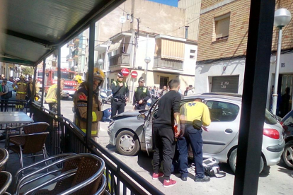 Imagen del coche que ha chocado contra la terraza de un bar en Bonavista.