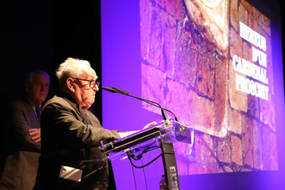 Mossèn Josep Gil, durant la seva participació en la presentació del documental.