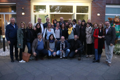 Diputats de JxCat es fotografien amb uns catalans que els han anat a saludar després de la reunió que el grup ha tingut amb Carles Puigdemont a Berlín.