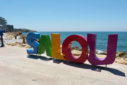 Un nuevo grupo de letras se ha instalado en la calle Colom de Salou.