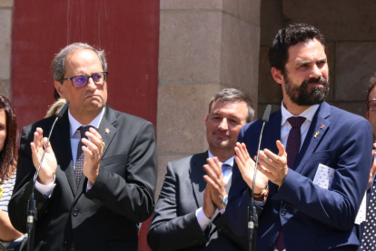 El president del Govern, Quim Torra, i el president del Parlament, Roger Torrent, durant la declaració institucional amb motiu de l'acostament dels presos.