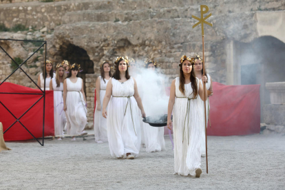 Dotze verges porten encens fins al lloc de l'Amfiteatre on se suposa va ocórrer els fets martirials.