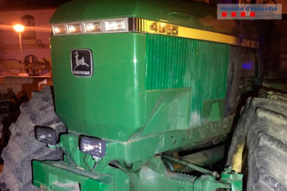 Imagen del tractor que forzaron para sustraer el gasóleo en una casa en Vilaverd.