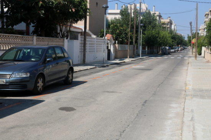 Una calle del barrio de la playa del núcleo en Segur de Calafell con plazas de aparcamiento de zona naranja.