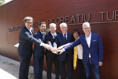 El secretari d'Hisenda, Albert Castellano, amb el director de l'Institut Català del Sòl, INCASÒL, Damià Calvet, i els alcaldes de Vila-seca i Salou, després de la junta ordinària del CRT.