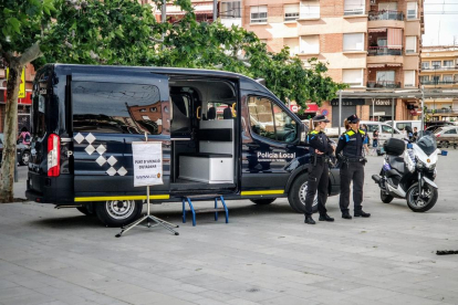 Imatge d'arxiu de dues agents de la Policia Local de Tortosa al punt d'informació ciutadana.