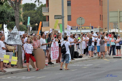 Centenares de vecinos ya protestaron, el jueves pasado, por la ocupación de la antigua residencia y 66 viviendas más de Vilafortuny.