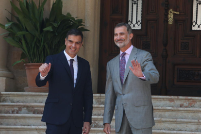 El presidente del gobierno español, Pedro Sánchez, con el rey Felipe VI, en el Palau de Marivent.
