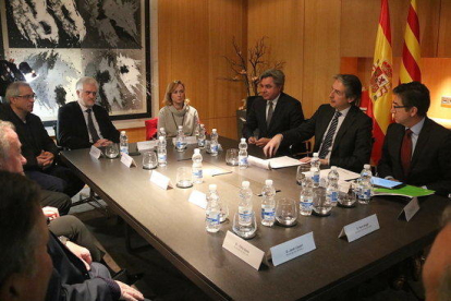 Pla general de la reunió del ministre de Foment, Íñigo de la Serna, amb els alcaldes del Pacte de Berà, el 20 de febrer de 2018.