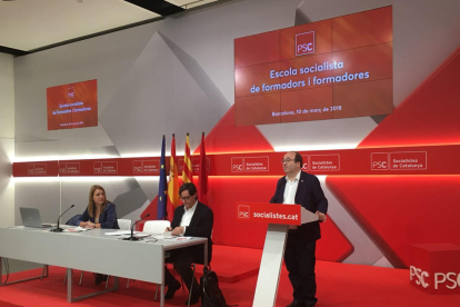 El primer secretari del PSC, Miquel Iceta, durant la seva intervenció en la inauguració de l'Escola Socialista de formadors al casal socialista Joan Reventós.