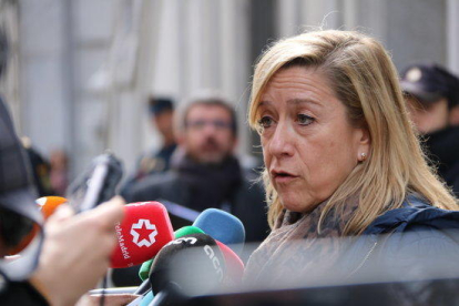 Plano corto de la expresidenta de la AMI y alcaldesa de Vilanova i la Geltrú, Neus Lloveras, atendiendo a los medios de comunicación en la salida del Tribunal Supremo.