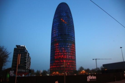 La Torre de les Glòries, anteriormente conocida como Torre Agbar, iluminada.
