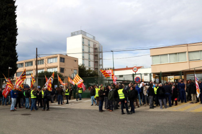 Un centenar de treballadors de Bic Iberia s'han concentrat a les portes de la fàbrica de Tarragona.