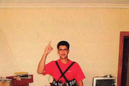 Uno de los terroristas llevando un cinturón de explosivos.