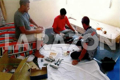 Tres dels jihadistes fabricant els cinturons d'explosius a la casa d'Alcanar.