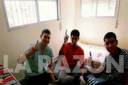 Tres de los yihadistas saludan en la cámara mientras fabrican los cinturones explosivos en la casa de Alcanar.