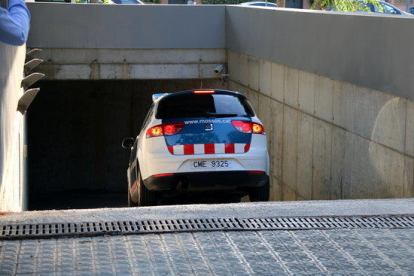 El vehículo de los Mossos d'Esquadra que traslada el detenido por el crimen de la menor de Vilanova entrando al edificio de los juzgados.