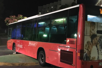 Imagen del autobús atascado en la rotonda.