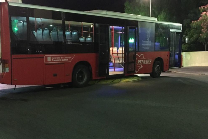 Imatge de l'autobús encallat a la rotonda.