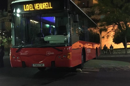 Imatge de l'autobús encallat a la rotonda.