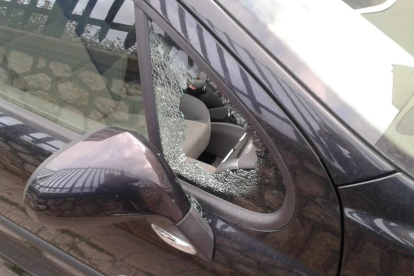 Imagen de uno de los coches afectados por los robos en el interior de vehículos en la calle del Mar.