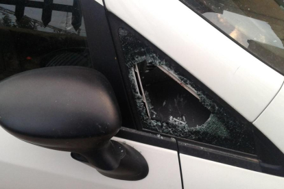 Imagen de uno de los coches afectados por los robos en el interior de vehículos en la calle del Mar.