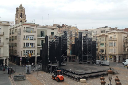 Imatge de la plaça del Mercadal amb l'estructura del Cabaret Trapezi.