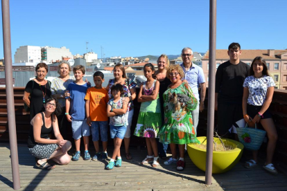 Los niños saharauis y las familias de acogida junto a la concejala de Participación, Ciudadanía y Transparencia, Montserrat Flores.