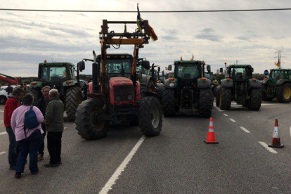 Plano general de decenas de tractores cortando la N-II en Borrassà con motivo de la huelga general del 8 de noviembre de 2017.