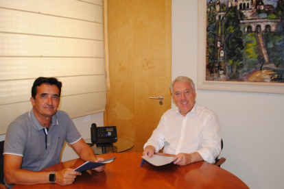 L'alcalde de Vila-seca, Josep Poblet, i el gerent d'Aquopolis Costa Daurada, Josep M. Claver, durant la signatura del conveni.