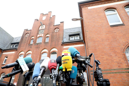 Imagen de los micrófonos instalados de los medios que esperan la salida de Puigdemont de la prisión.