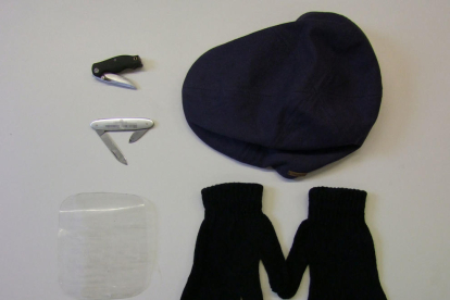 Los dos detenidos llevaban el plástico semirrígido, a más guantes para evitar dejar huellas y dos navajas de pequeñas dimensiones.