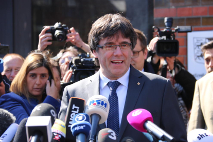 Imagen de Carles Puigdemont atendiendo a los medios después de salir de la prisión.