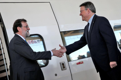 Imatge de Ximo Puig donant la mà a Mariano Rajoy a la inauguració de l'AVE Madrid-Castelló.