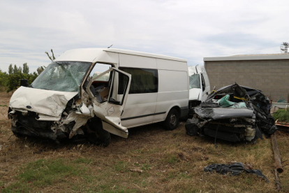 Pla general dels vehicles accidentats en un xoc frontal a la N-340 al terme municipal de l'Ampolla.