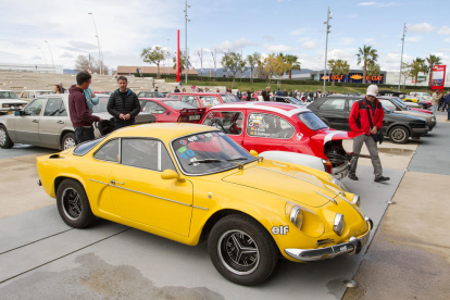 La zona d'aparcament va deixar contemplar ahir diversos models del Renault Alpine.
