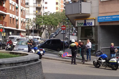 Un camió ha topat contra el fanal al carrer Pere Martell.