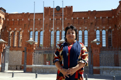 La rectora de la URV, María José Figueras, davant l'edifici del Rectorat.