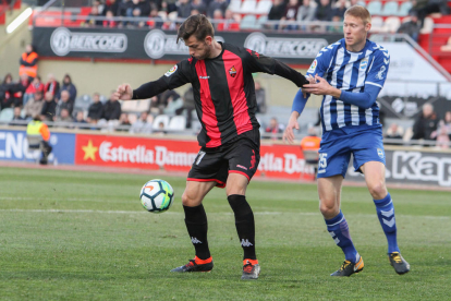 Máyor intenta deshacerse de un rival durante el Reus-Lorca correspondiente a la 26ª jornada de Liga.