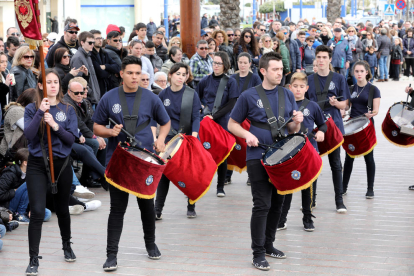 La Banda de la Verge de la Soledat, durant la desfilada pel Moll de Costa, quan es dirigia als carrers del barri mariner del Serrallo.