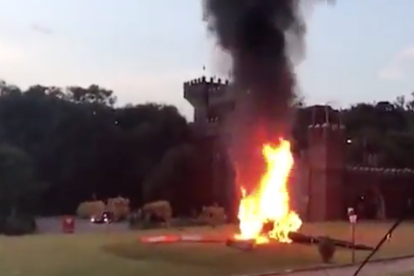 Imagen de la aeronave quemando a escasos metros del local donde se celebró la boda.