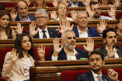 Els diputats de Cs mosten les mans en el moment de la votació de la moció de la CUP.
